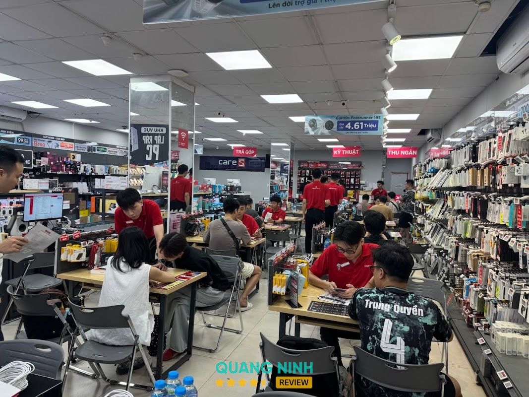 Khu vực mua sắm tại CellphoneS Quảng Ninh