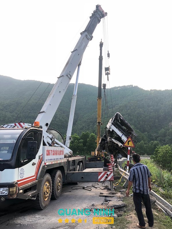 Xe cẩu vận tải Quốc Tuấn tại Quảng Ninh