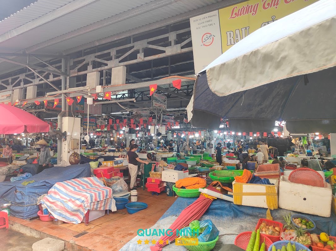 Khu mua sắm tại Chợ Hạ Long