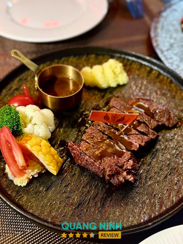 Món ăn tại D'myna Restaurant