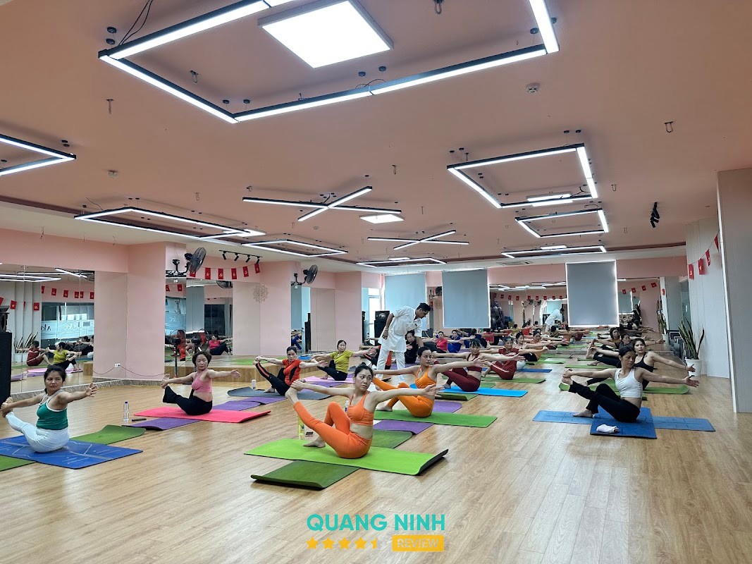 Khu vực tập tại AKC Fitness Plus And Yoga Uông Bí