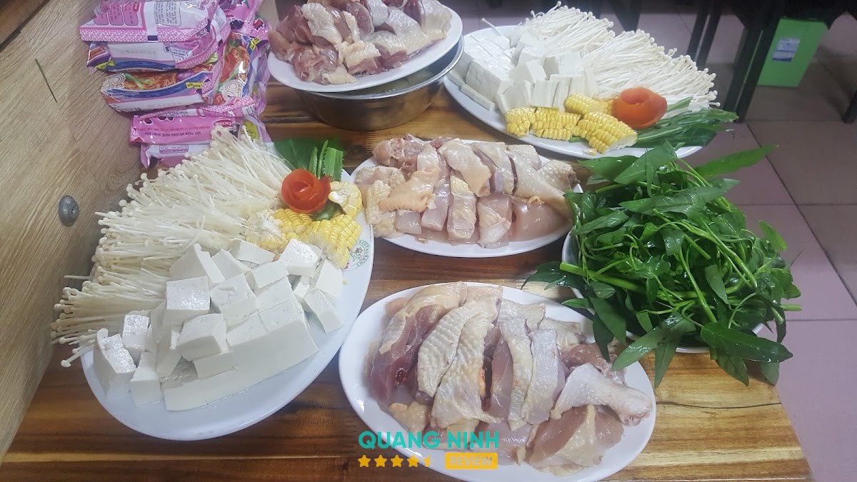 Mâm cơm tại Cơm ngon Hạ Long