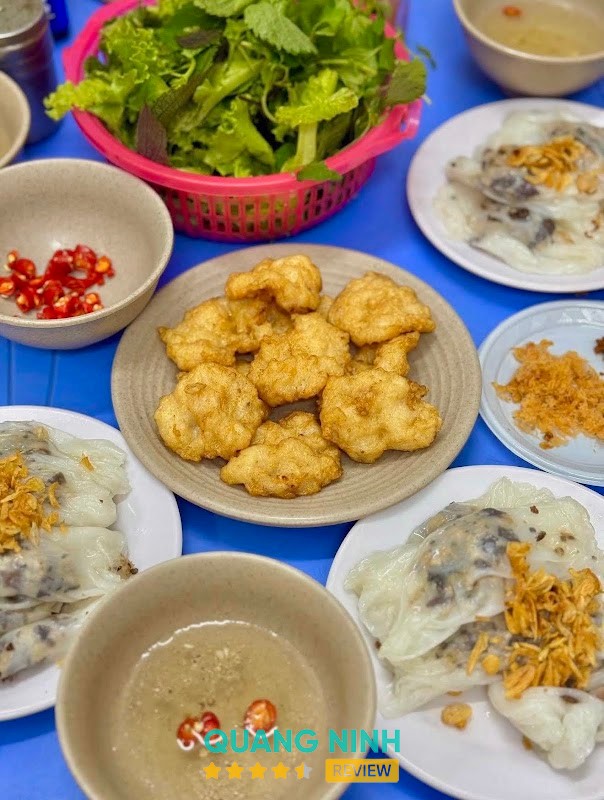 Phần bánh cuốn và chả mực Gốc Bàng