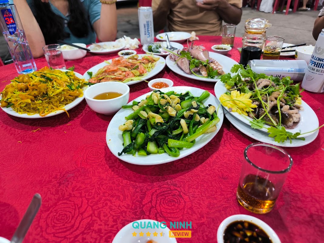 Không gian sát biển tại Nhà hàng Tám Mão