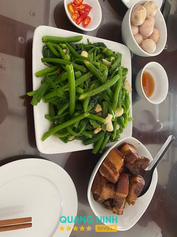 Mâm cơm tại Cơm quê Hoa Lựu