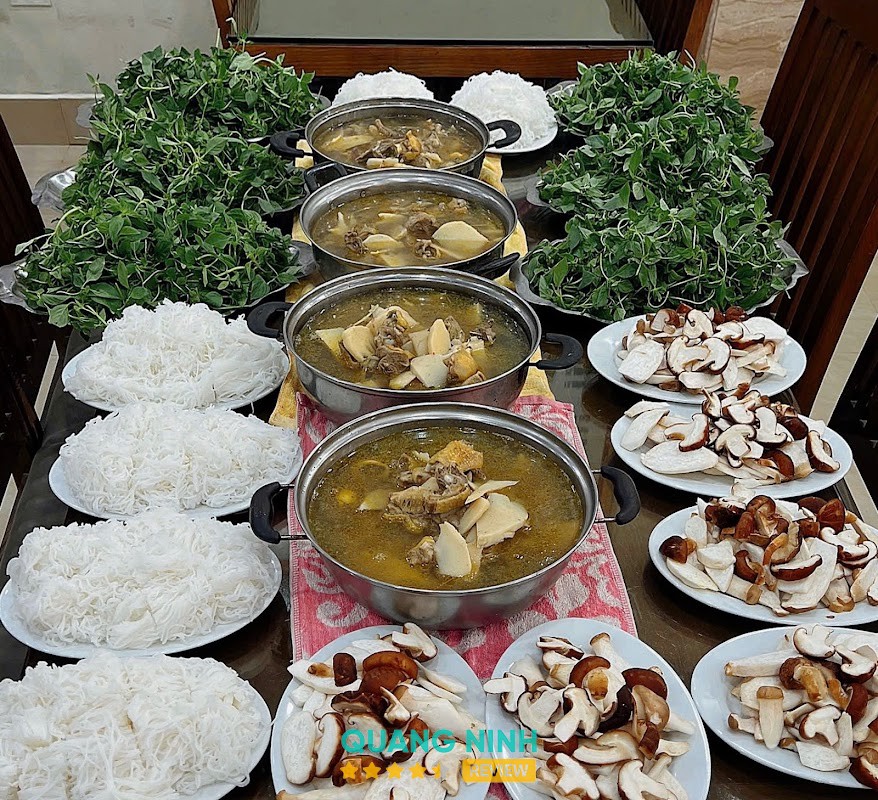 Mâm cơm tại Quán Hải Khanh Uông Bí