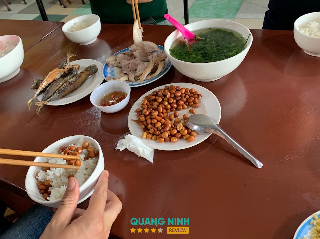 Không gian Quán Cơm Ngon Cồ Cử