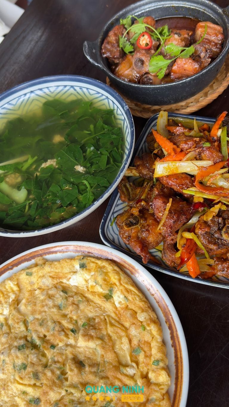 Không gian nhà hàng Cơm Niêu Mùa Vàng Bãi Cháy