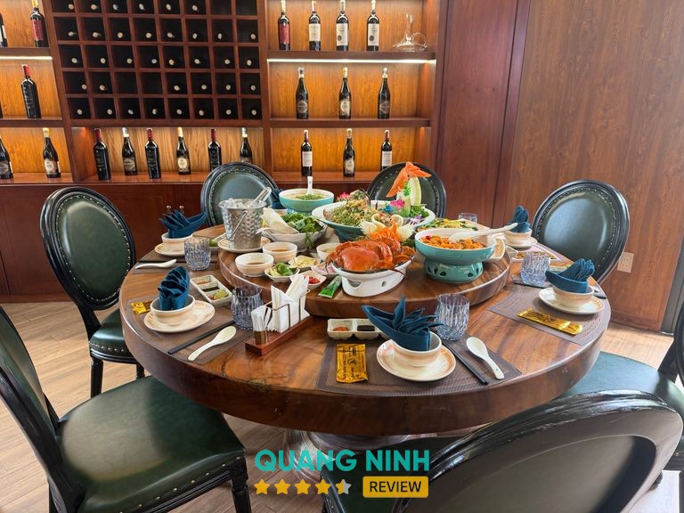 Không gian Nhà Hàng Đại Dương Vàng 9999
