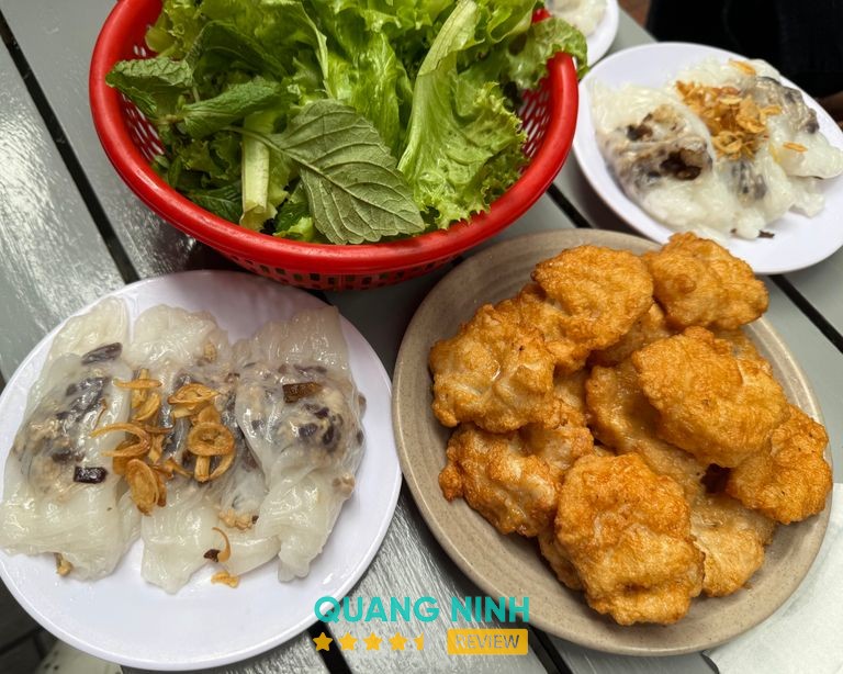 Món bánh cuốn chả mực tại quán Gốc Bàng