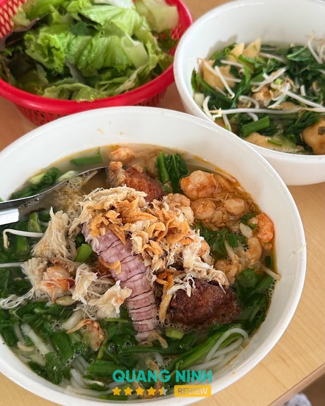 Hải sản ăn cùng bún tại Minh Béo 2 Gala