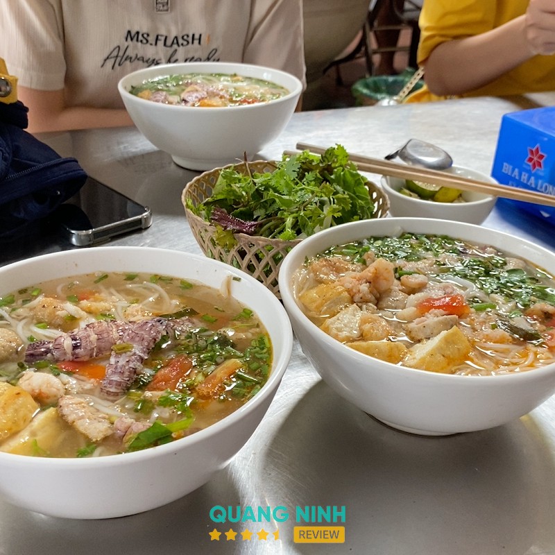 Bát bún hải sản tại quán ở Việt Hưng