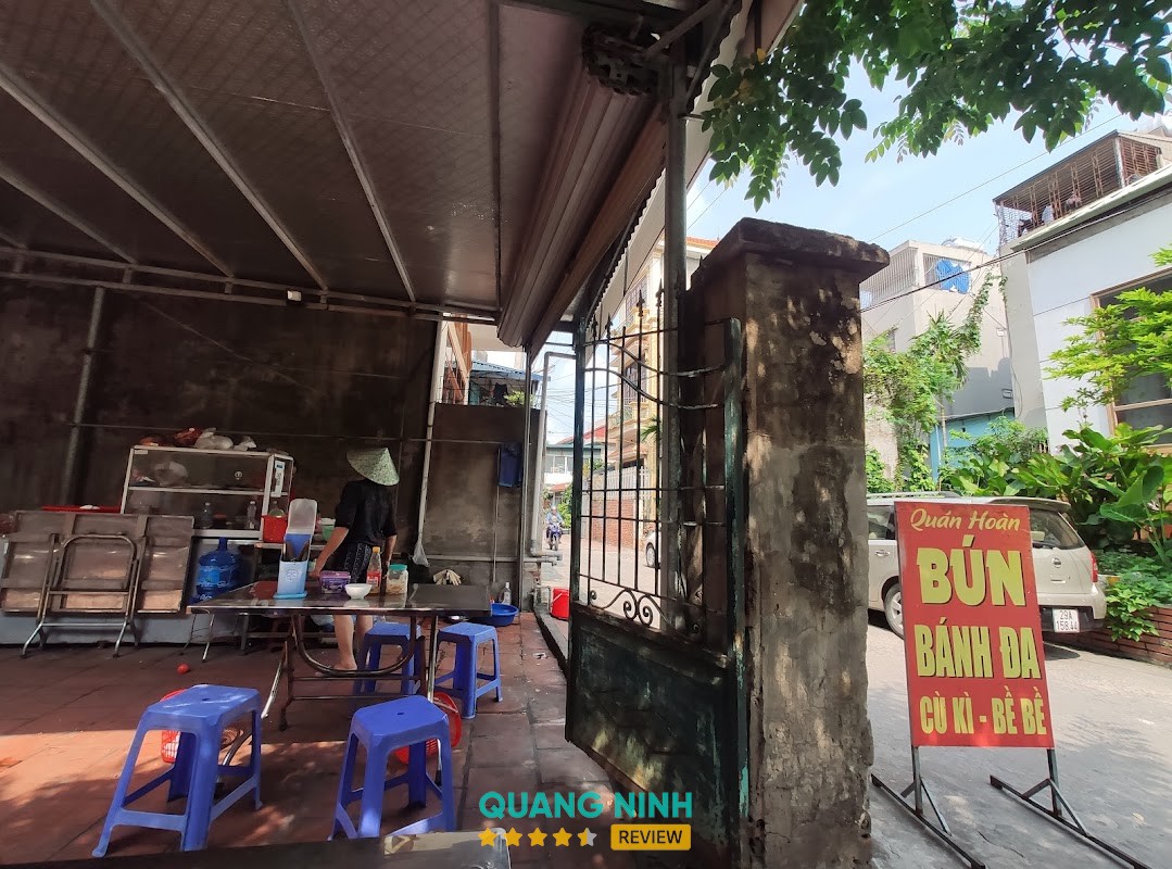 Tôm và bề bề trong bát bún hải sản