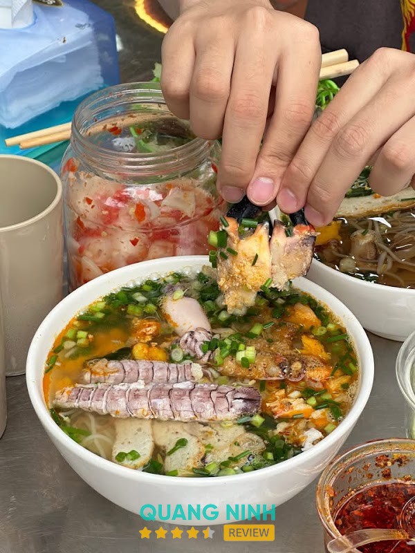 Măng ngâm dùng cùng bún cù kỳ Hường Gầy