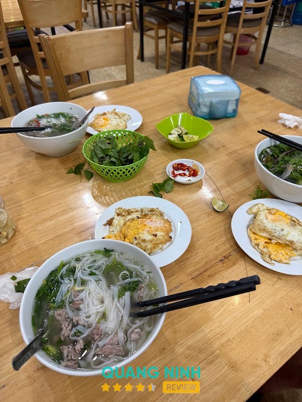 Bún hải sản cù kì tại quán