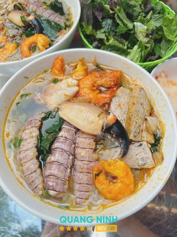 Bát bún cù kỳ tại Hường Gầy