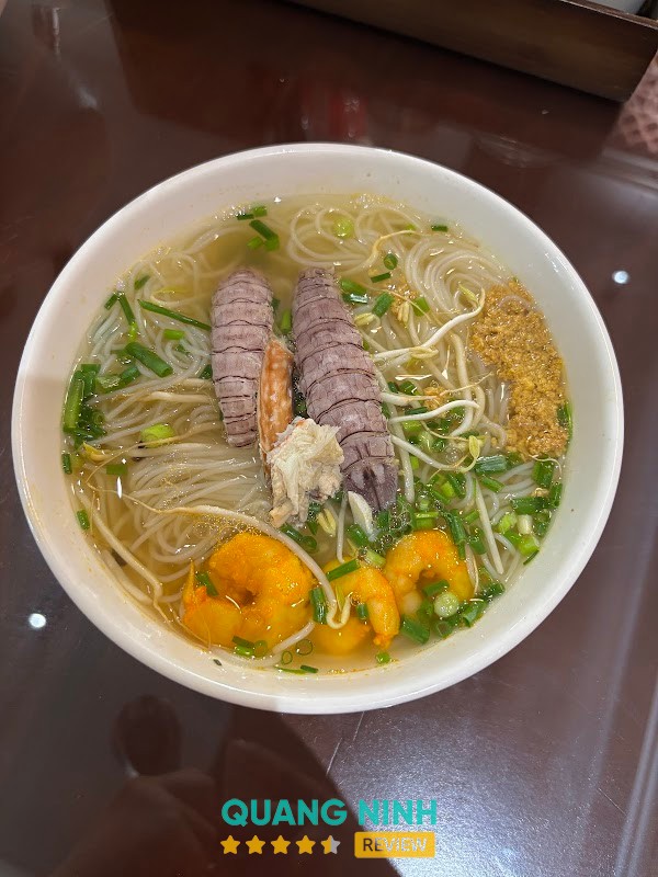 Không gian khu sân vườn quán Bà Lan