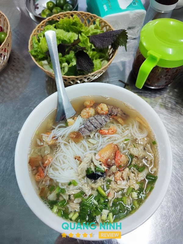 Bát bún cù kỳ tại Huyền Hương