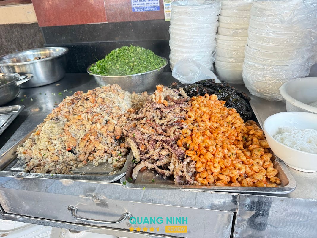 Bún bánh đa cua biển tại Cô Hậu Quán