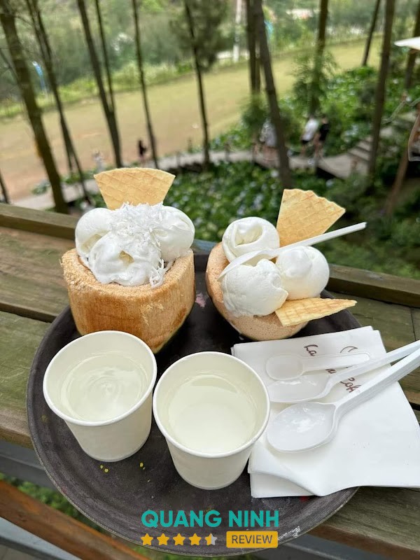 La Luna Coffee Hạ Long không gian sân vườn