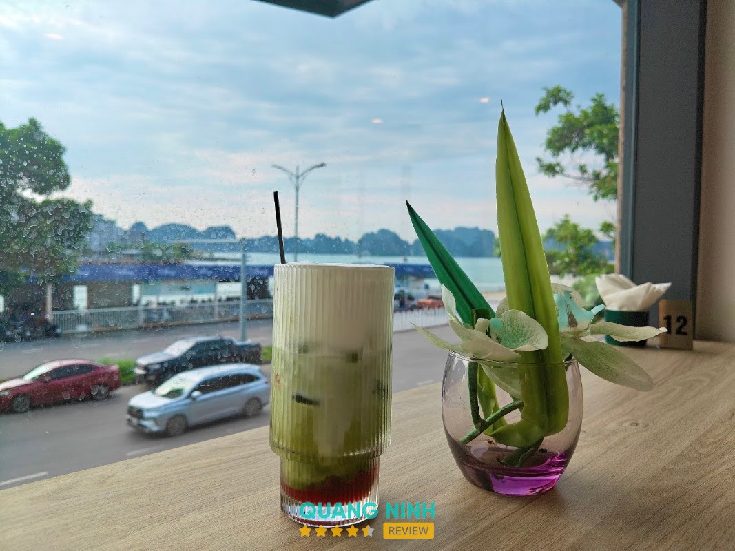 Khu vực ngồi tại Xuân Café & Juice Bar