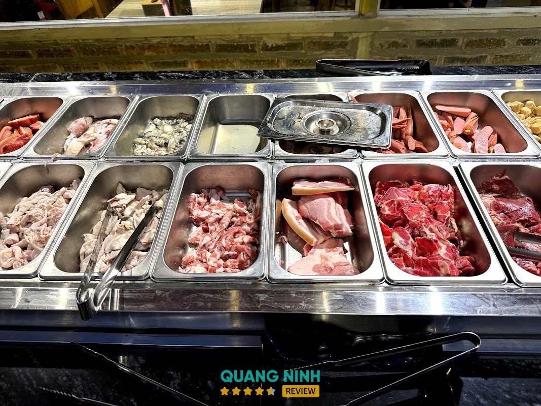 Quầy buffet Mỡ Mỡ Hòn Gai