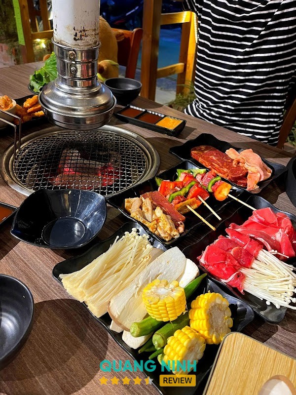 Món lẩu nướng tại Mỡ Mỡ Hòn Gai