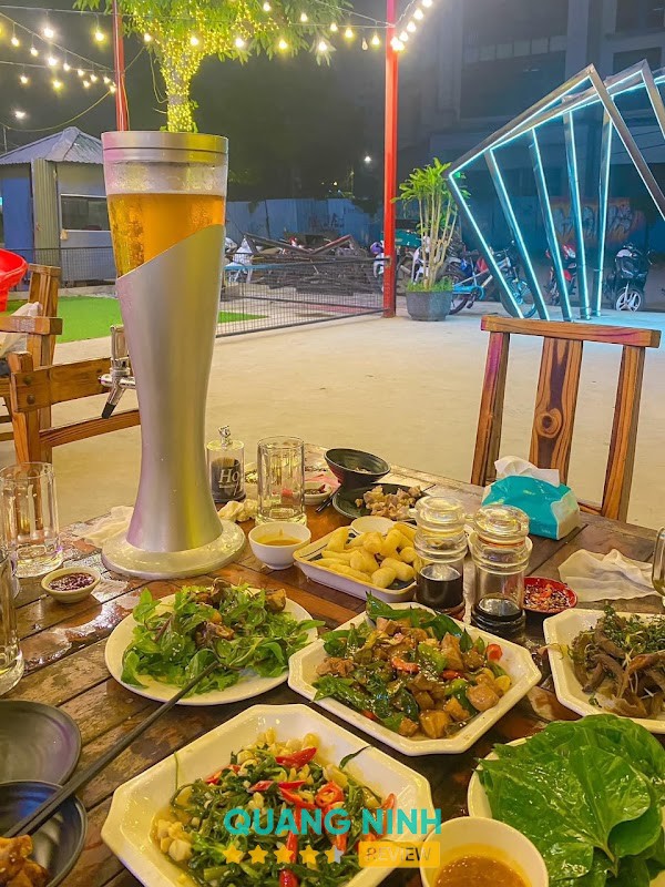 Bàn ăn và món nhậu tại The Star Beer