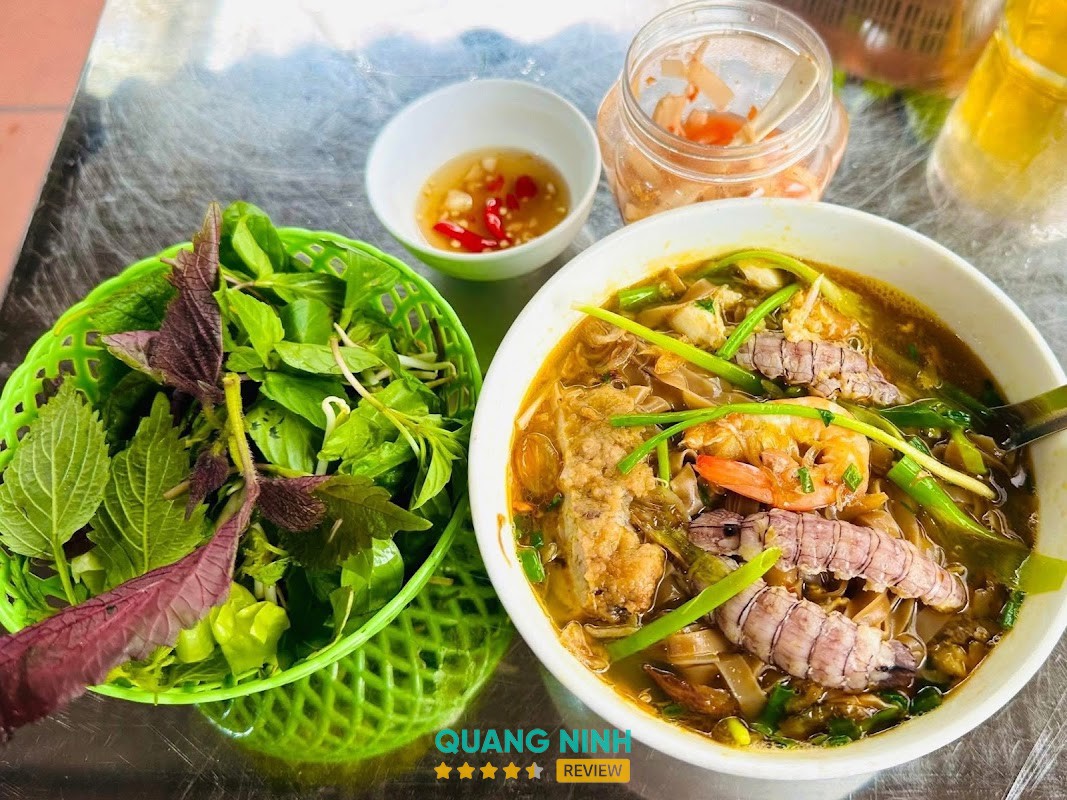 Phở gà Hà Nội - Bún hải sản cù kì – quán phở ngon ở Bãi Cháy