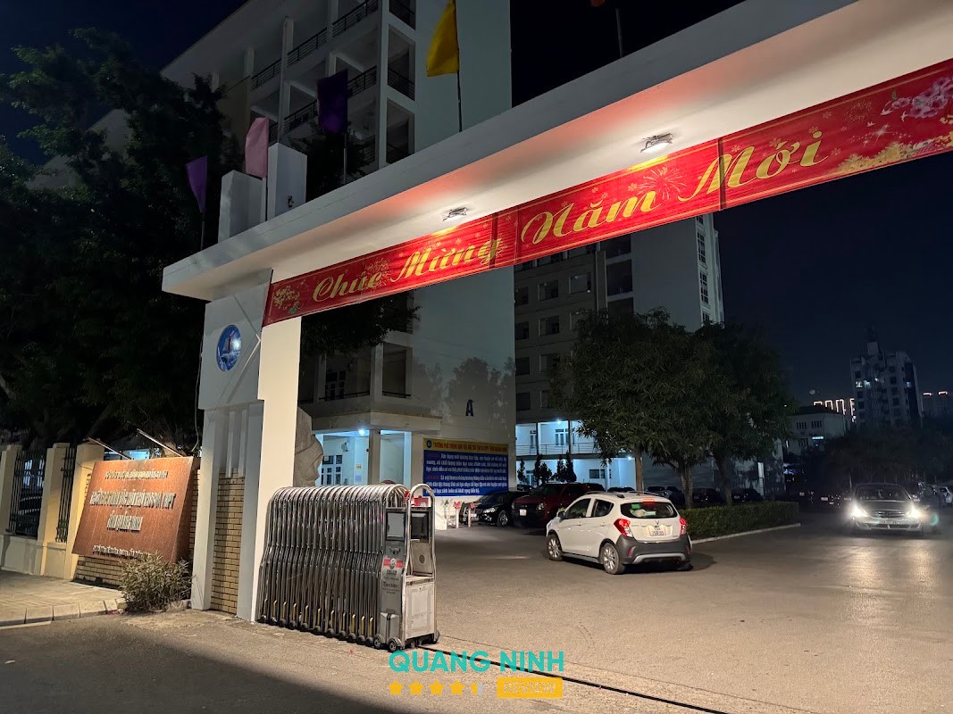 Sân Bóng Đá Trường Đại Học Lê Danh Trọng Đức Hạ Long