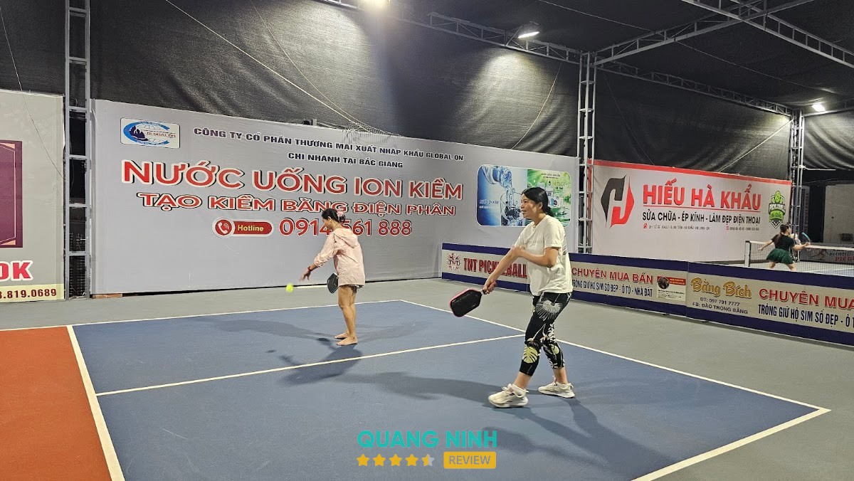 Sân bóng Thăng Long Việt Hưng