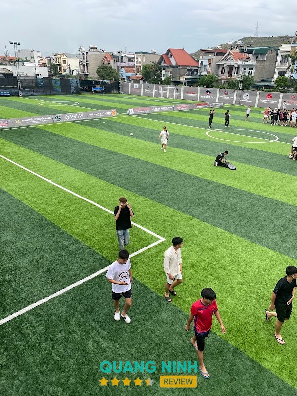 Sân bóng đá trung tâm Giếng Đáy Việt Hưng