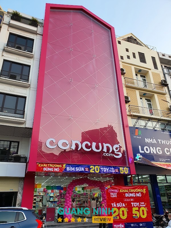 Khu vực mua sắm tại Con Cưng Hồng Gai
