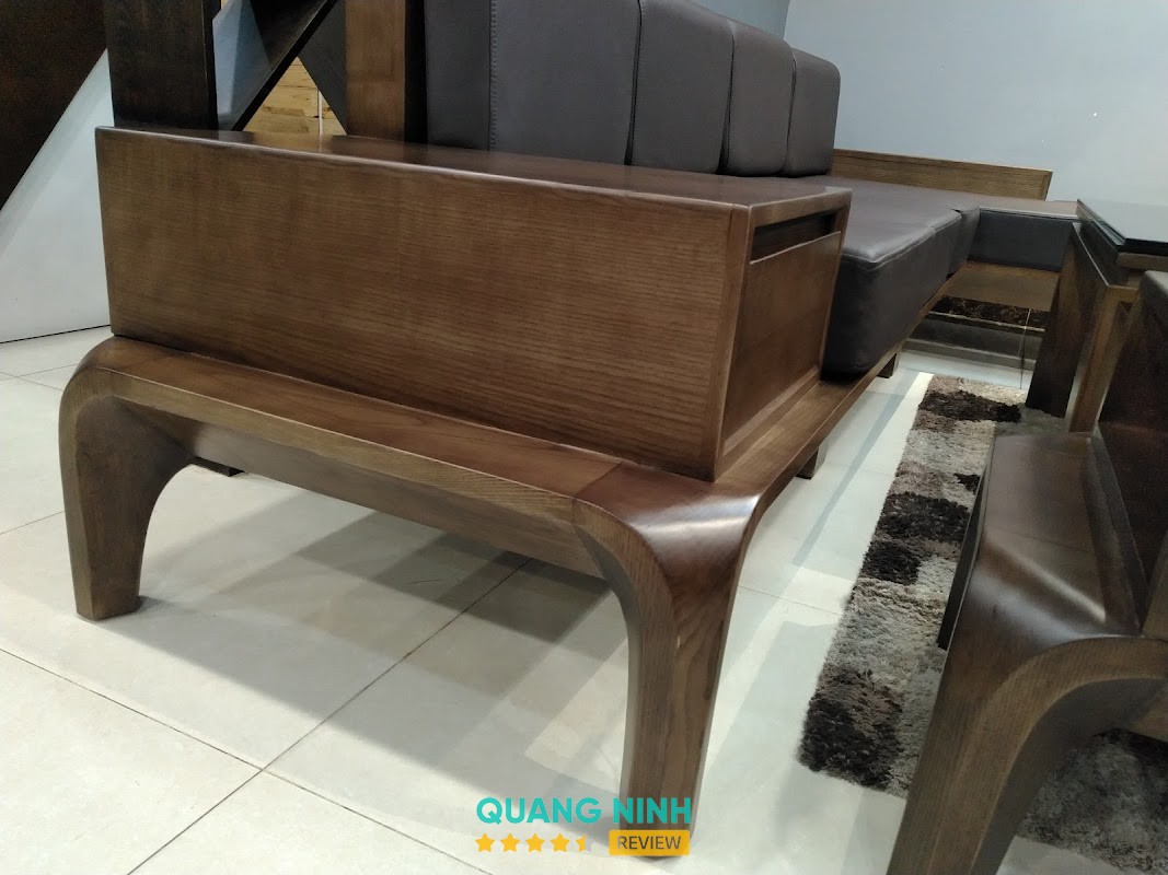 Sản phẩm nội thất gỗ óc chó được trưng bày