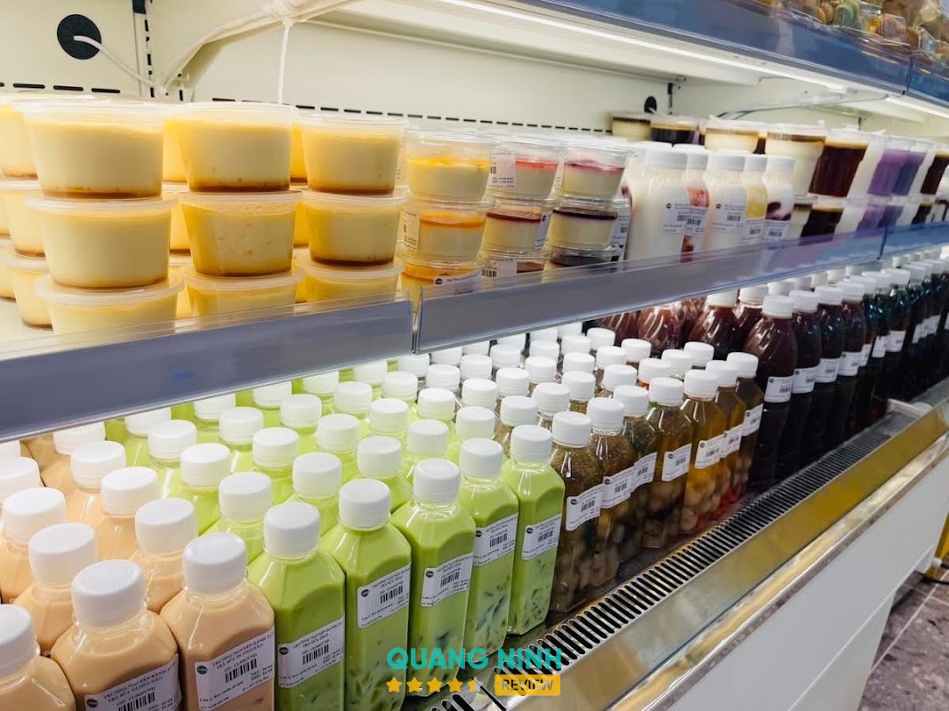 Không gian chọn bánh tại Trường Nguyễn Bánh Tươi 4