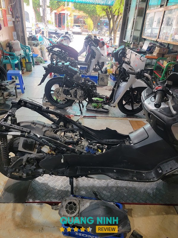 Khu vực sửa xe tại Cửa Hàng Xe Máy Miền Nam